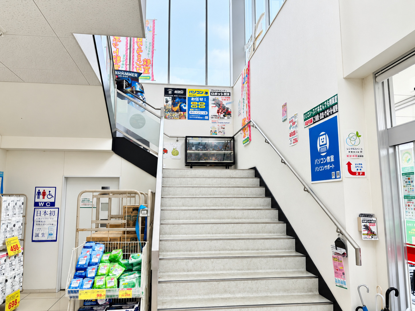 スギ薬局店内の2階へ続く階段