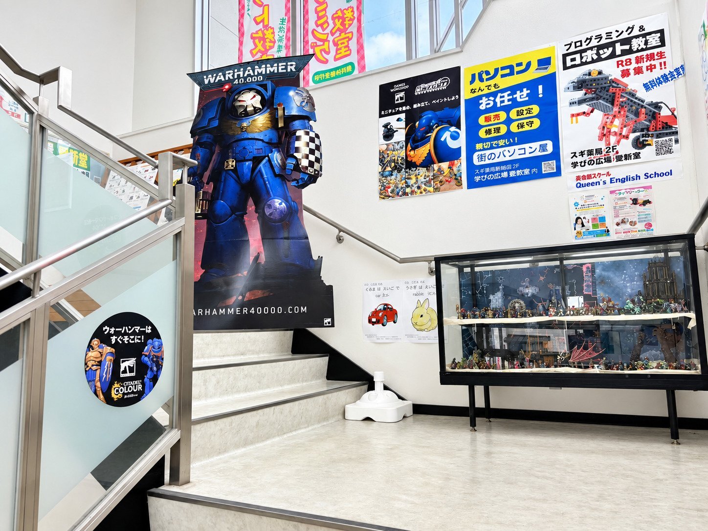 階段途中のウォーハンマー大型ディスプレイ