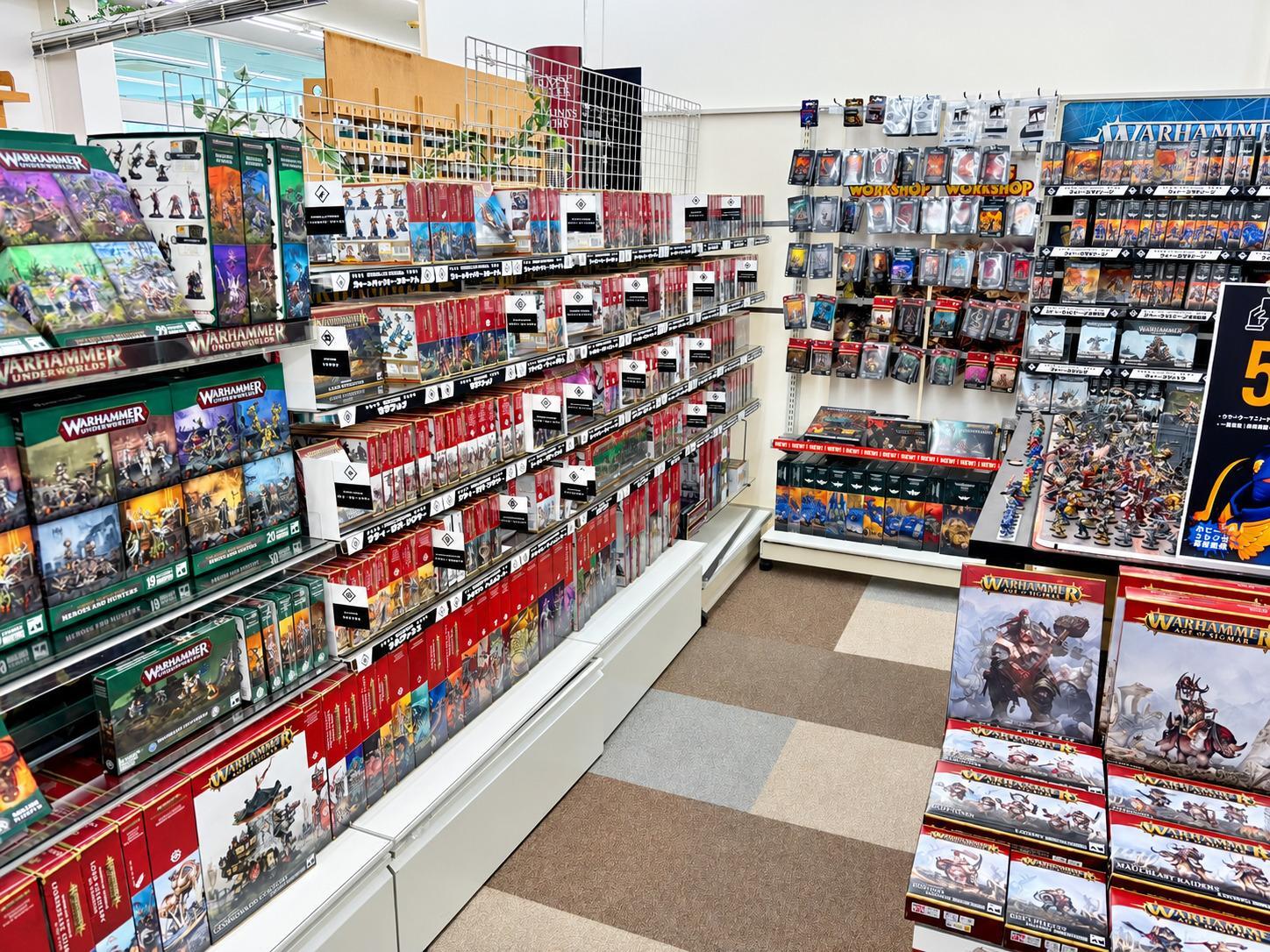 ウォーハンマー商品が並ぶ店内